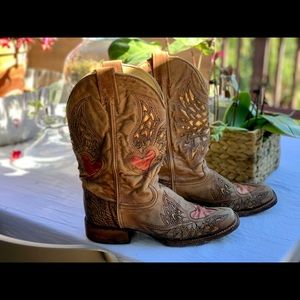 Coral boots worn in and in great condition.